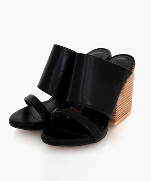 DHOLIC（ディーホリック）の「ワイドストラップスタックドヒールサンダル（サンダル・レディース・ピンクベージュ/ネイビー/ブラック・225/230/235/240/245/250）」の2枚目の写真