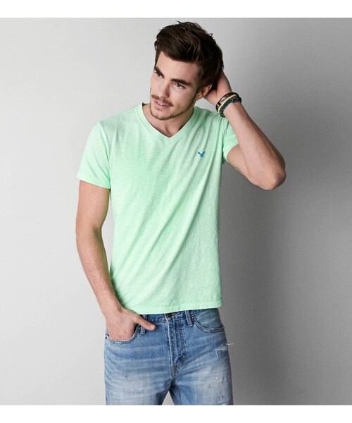 American Eagle（アメリカンイーグル）の「AEOレジェンドVネックTシャツ（Tシャツ/カットソー・メンズ・ボールドブラック/ブライトネオンレッド/キウィブラスト/ネイビー/シーフォームサーフ/レッドビーム/ライムエイド/ブラックチェリー/ハイライターピンク/コバルトナイト/レイターゲイター/ホライズンブルー/ディープシーダイブ・XS/S/M/L/XL/XXL/XXXL）」の6枚目の写真