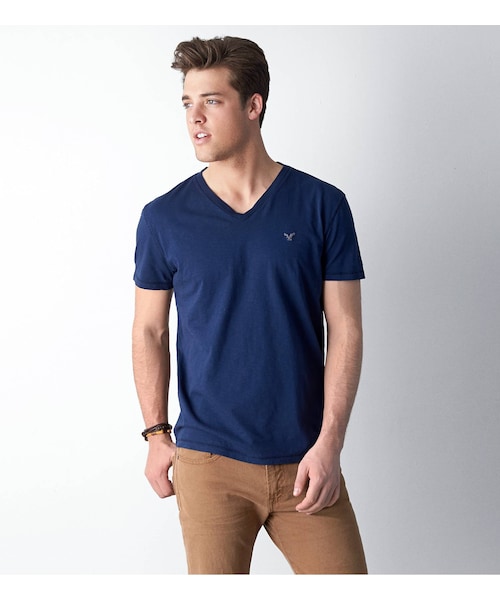 American Eagle（アメリカンイーグル）の「AEOレジェンドVネックTシャツ（Tシャツ/カットソー・メンズ・ボールドブラック/ブライトネオンレッド/キウィブラスト/ネイビー/シーフォームサーフ/レッドビーム/ライムエイド/ブラックチェリー/ハイライターピンク/コバルトナイト/レイターゲイター/ホライズンブルー/ディープシーダイブ・XS/S/M/L/XL/XXL/XXXL）」の3枚目の写真