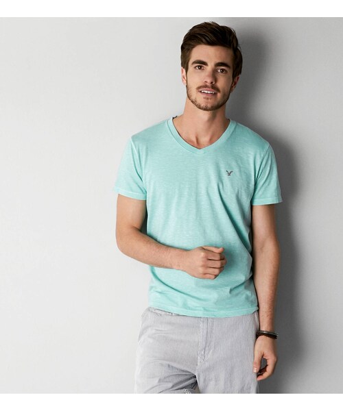 American Eagle（アメリカンイーグル）の「AEOレジェンドVネックTシャツ（Tシャツ/カットソー・メンズ・ボールドブラック/ブライトネオンレッド/キウィブラスト/ネイビー/シーフォームサーフ/レッドビーム/ライムエイド/ブラックチェリー/ハイライターピンク/コバルトナイト/レイターゲイター/ホライズンブルー/ディープシーダイブ・XS/S/M/L/XL/XXL/XXXL）」の7枚目の写真