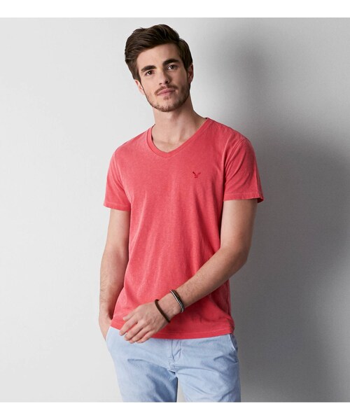 American Eagle（アメリカンイーグル）の「AEOレジェンドVネックTシャツ（Tシャツ/カットソー・メンズ・ボールドブラック/ブライトネオンレッド/キウィブラスト/ネイビー/シーフォームサーフ/レッドビーム/ライムエイド/ブラックチェリー/ハイライターピンク/コバルトナイト/レイターゲイター/ホライズンブルー/ディープシーダイブ・XS/S/M/L/XL/XXL/XXXL）」の4枚目の写真