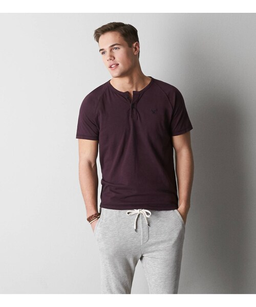 American Eagle（アメリカンイーグル）の「AEOレジェンドヘンリーネックTシャツ（Tシャツ/カットソー・メンズ・ボールドブラック/ブラックチェリー/コールグレー/ラグドグリーン/ネイビー/パウダースカイ/ウォッシュラピス・XS/S/M/L/XL/XXL/XXXL）」の5枚目の写真