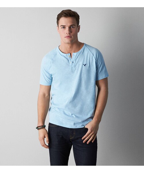 American Eagle（アメリカンイーグル）の「AEOレジェンドヘンリーネックTシャツ（Tシャツ/カットソー・メンズ・ボールドブラック/ブラックチェリー/コールグレー/ラグドグリーン/ネイビー/パウダースカイ/ウォッシュラピス・XS/S/M/L/XL/XXL/XXXL）」の4枚目の写真