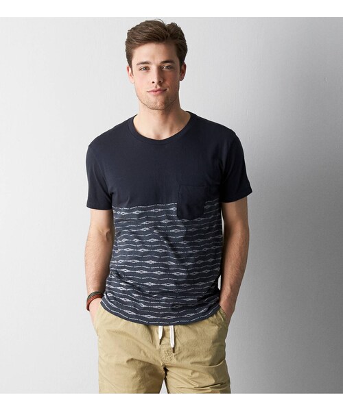American Eagle(アメリカンイーグル)の「AEOカラーブロックポケットTシャツ(Tシャツ/カットソー・メンズ・ボールドブラック/チョーク/ライムエイド/グレー/ブライトネオンレッド/ネイビー/ディープシーダイブ・XS/S/M/L/XL/XXL/XXXL)」の2枚目の写真