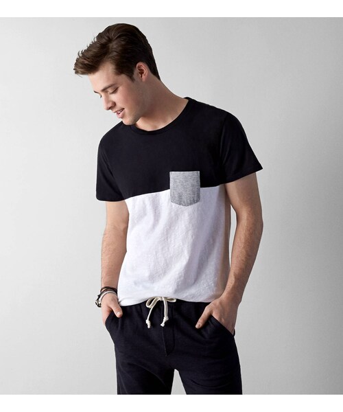 American Eagle(アメリカンイーグル)の「AEOカラーブロックポケットTシャツ(Tシャツ/カットソー・メンズ・ボールドブラック/チョーク/ライムエイド/グレー/ブライトネオンレッド/ネイビー/ディープシーダイブ・XS/S/M/L/XL/XXL/XXXL)」の1枚目の写真