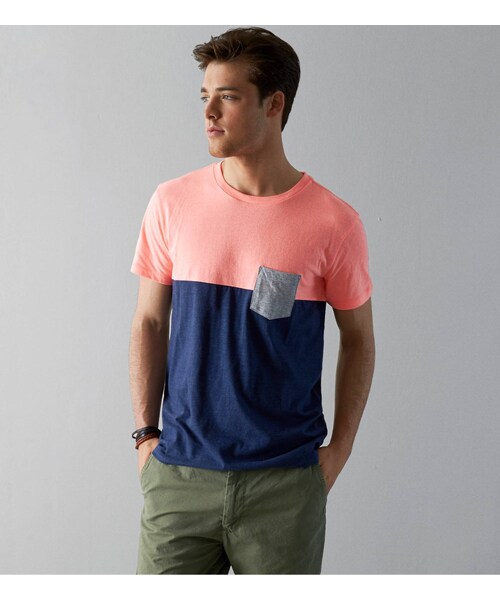 American Eagle(アメリカンイーグル)の「AEOカラーブロックポケットTシャツ(Tシャツ/カットソー・メンズ・ボールドブラック/チョーク/ライムエイド/グレー/ブライトネオンレッド/ネイビー/ディープシーダイブ・XS/S/M/L/XL/XXL/XXXL)」の5枚目の写真