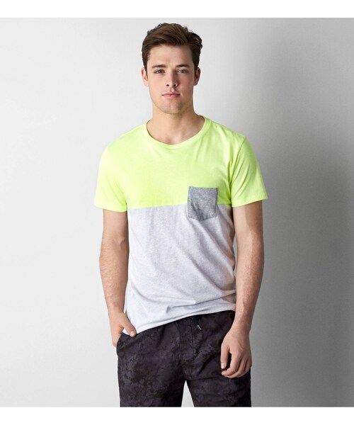 American Eagle(アメリカンイーグル)の「AEOカラーブロックポケットTシャツ(Tシャツ/カットソー・メンズ・ボールドブラック/チョーク/ライムエイド/グレー/ブライトネオンレッド/ネイビー/ディープシーダイブ・XS/S/M/L/XL/XXL/XXXL)」の6枚目の写真