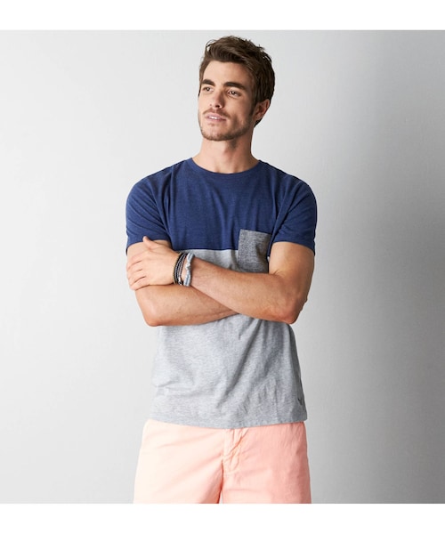American Eagle(アメリカンイーグル)の「AEOカラーブロックポケットTシャツ(Tシャツ/カットソー・メンズ・ボールドブラック/チョーク/ライムエイド/グレー/ブライトネオンレッド/ネイビー/ディープシーダイブ・XS/S/M/L/XL/XXL/XXXL)」の7枚目の写真