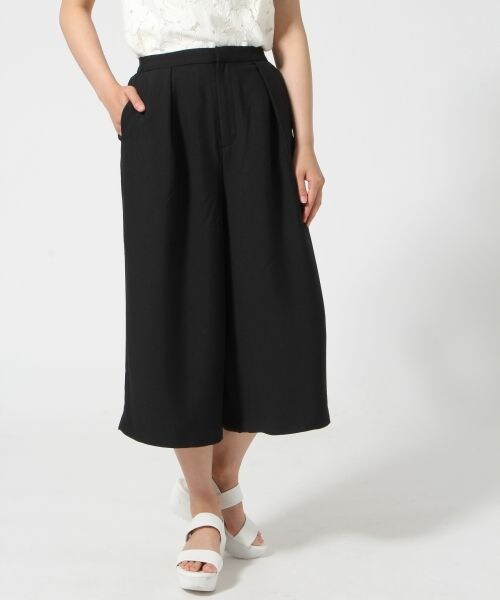 LOWRYS FARM（ローリーズファーム）の「タックワイドクロップド（パンツ・レディース・オフ05/ブラック09/ベージュ52/ネイビー88・Ｆ）」の2枚目の写真