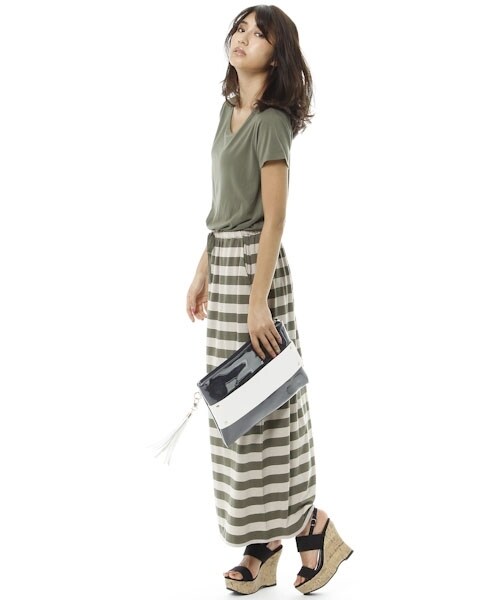 Andemiu（アンデミュウ）の「PVCタッセルツキクラッチバッグ（バッグ・レディース・カーキ78/ライトブルー82/ネイビー88・F）」の4枚目の写真