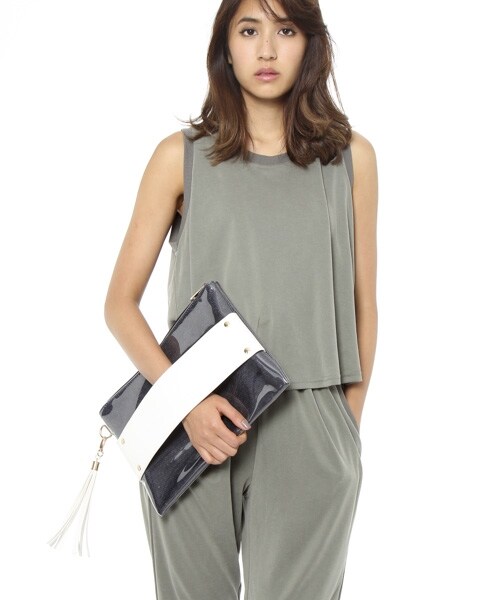 Andemiu（アンデミュウ）の「PVCタッセルツキクラッチバッグ（バッグ・レディース・カーキ78/ライトブルー82/ネイビー88・F）」の3枚目の写真