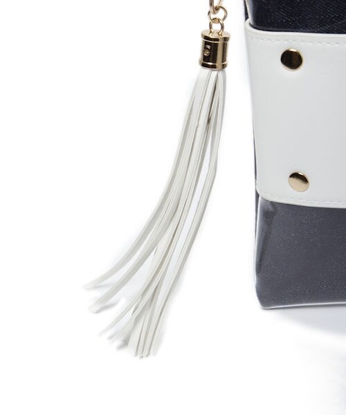 Andemiu（アンデミュウ）の「PVCタッセルツキクラッチバッグ（バッグ・レディース・カーキ78/ライトブルー82/ネイビー88・F）」の14枚目の写真