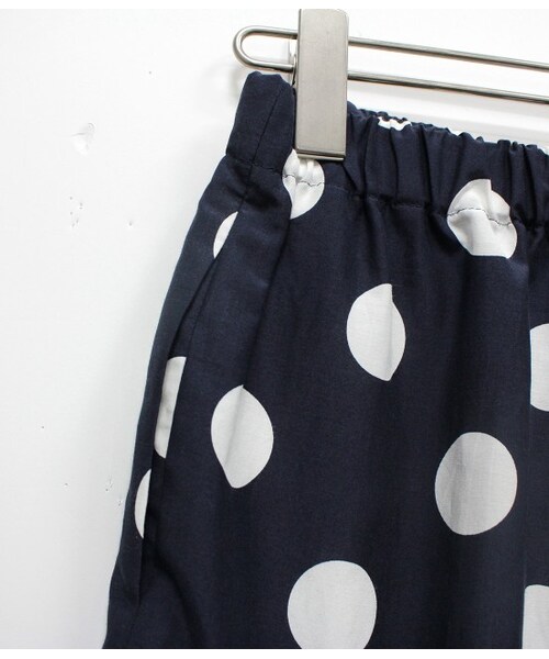 ADAM ET ROPE'（アダムエロペ）の「【先行予約】ビッグドットハーフパンツ（パンツ・レディース・ライトグレー/ネイビー・38）」の6枚目の写真