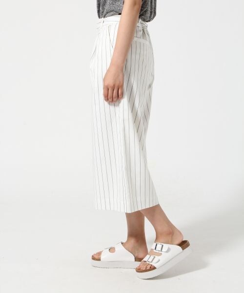 LOWRYS FARM(ローリーズファーム)の「STワイドクロップドパンツ(パンツ・レディース・オフ08/ネイビー88・F)」の4枚目の写真