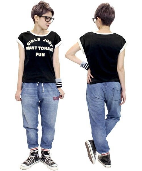 RNA（アールエヌエー）の「デニムイージー裾リブパンツ（パンツ・レディース・ケミカルウォッシュ/ヴィンテージブルー・M）」の2枚目の写真