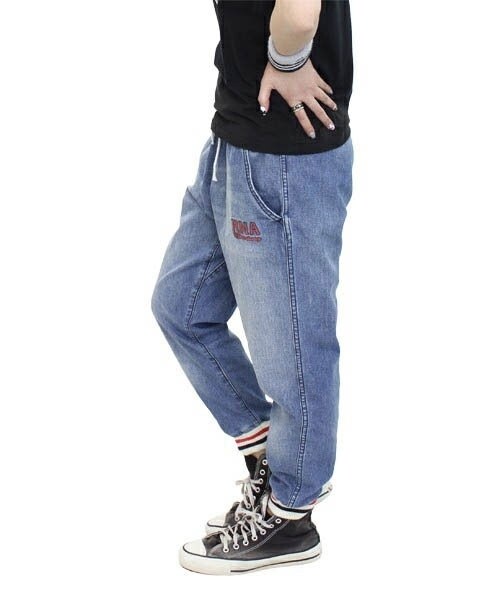 RNA（アールエヌエー）の「デニムイージー裾リブパンツ（パンツ・レディース・ケミカルウォッシュ/ヴィンテージブルー・M）」の5枚目の写真