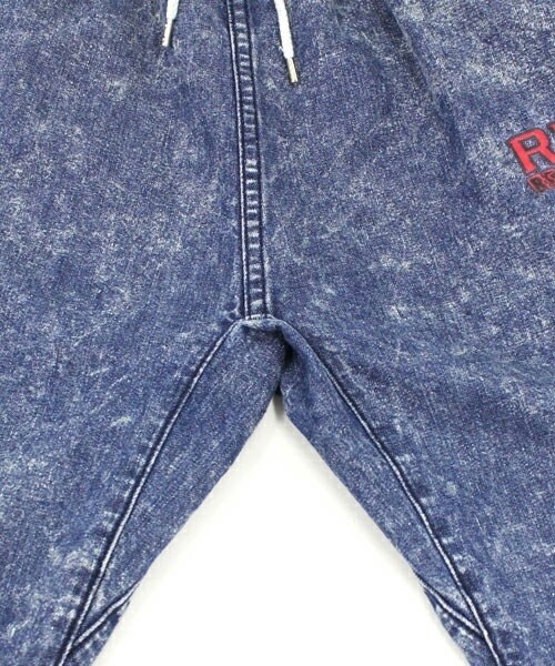 RNA（アールエヌエー）の「デニムイージー裾リブパンツ（パンツ・レディース・ケミカルウォッシュ/ヴィンテージブルー・M）」の8枚目の写真