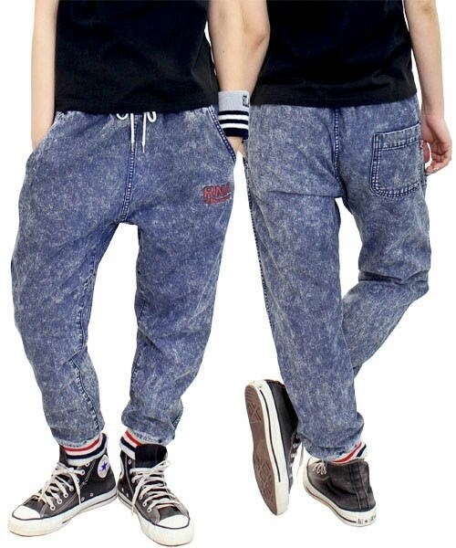 RNA（アールエヌエー）の「デニムイージー裾リブパンツ（パンツ・レディース・ケミカルウォッシュ/ヴィンテージブルー・M）」の4枚目の写真