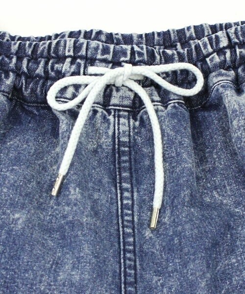 RNA（アールエヌエー）の「デニムイージー裾リブパンツ（パンツ・レディース・ケミカルウォッシュ/ヴィンテージブルー・M）」の7枚目の写真