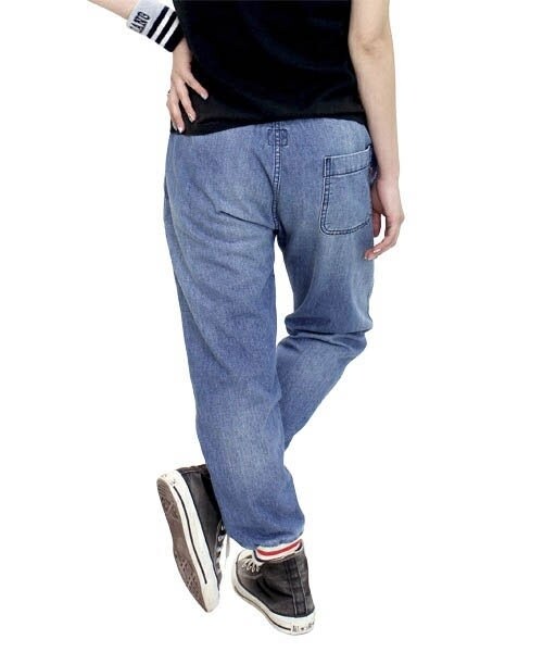 RNA（アールエヌエー）の「デニムイージー裾リブパンツ（パンツ・レディース・ケミカルウォッシュ/ヴィンテージブルー・M）」の6枚目の写真