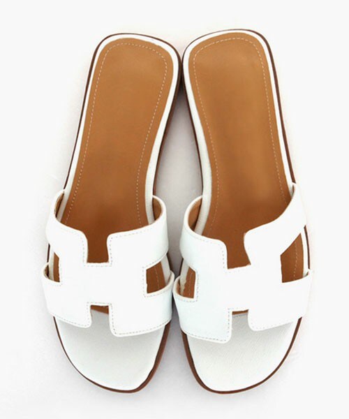 DHOLIC(ディーホリック)の「Hモチーフユニークストラップサンダル(サンダル・レディース・ホワイト/ベージュ/オレンジ/ネイビー/ブラック・230/235/240/245/250)」の1枚目の写真