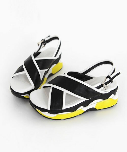 DHOLIC（ディーホリック）の「イエロークロスストラップサンダル（サンダル・レディース・ホワイト/ブラック・230/235/240/245/250）」の2枚目の写真