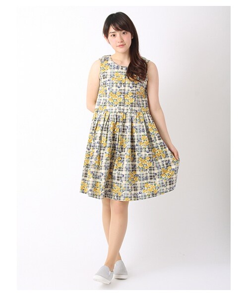 ehka sopo（エヘカソポ）の「花チェックプリントノースリーブワンピース 1101786-12-13-11（ワンピース・レディース・レッド/イエロー/ブルー・M）」の2枚目の写真