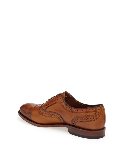 Allen Edmonds（アレンエドモンズ）の「Allen Edmonds 'Strand' Cap Toe Oxford (Men)（シューズ・メンズ・Walnut Calf・11 EE/12 D/9.5 E/11.5 E/12 C/12 AAA/12 AA/12 A/11.5 EE/10 D/10 E/10 EEE/10 AAA/10.5 A/10 A/10.5 AA/10.5 AAA/10.5 B/10.5 C/10.5 D/10.5 E/14 AAA/10.5 EE/10.5 EEE/5 D/11 A/13 EE/14 AA/11 AA/5 EEE/14 C/11 AAA/5.5 D/14 EEE/11 B/13 E/6 D/10 AA/11 C/6 EE/6 EEE/15 C/11 D/6.5 D/13 D/6.5 E/6.5 EE/9.5 EEE/11 E/7 D/13 C/7 E/14 A/7 EEE/7.5 D/7.5 E/15 D/11 EEE/13 AAA/7.5 EEE/8 B/8 C/16 D/11.5 A/13 AA/8 D/8 E/8 EE/14 D/11.5 AA/8 EEE/13 A/8.5 B/8.5 C/10 B/8.5 D/12.5 E/14 B/11.5 AAA/8.5 E/8.5 EE/8.5 EEE/9 A/9 B/12.5 D/11.5 B/9 C/9 D/9 E/12 EE/9 EE/9 EEE/11.5 C/9.5 A/12 E/9.5 B/9.5 C/10 C/11.5 D/9.5 D）」の4枚目の写真