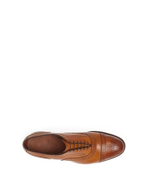 Allen Edmonds（アレンエドモンズ）の「Allen Edmonds 'Strand' Cap Toe Oxford (Men)（シューズ・メンズ・Walnut Calf・11 EE/12 D/9.5 E/11.5 E/12 C/12 AAA/12 AA/12 A/11.5 EE/10 D/10 E/10 EEE/10 AAA/10.5 A/10 A/10.5 AA/10.5 AAA/10.5 B/10.5 C/10.5 D/10.5 E/14 AAA/10.5 EE/10.5 EEE/5 D/11 A/13 EE/14 AA/11 AA/5 EEE/14 C/11 AAA/5.5 D/14 EEE/11 B/13 E/6 D/10 AA/11 C/6 EE/6 EEE/15 C/11 D/6.5 D/13 D/6.5 E/6.5 EE/9.5 EEE/11 E/7 D/13 C/7 E/14 A/7 EEE/7.5 D/7.5 E/15 D/11 EEE/13 AAA/7.5 EEE/8 B/8 C/16 D/11.5 A/13 AA/8 D/8 E/8 EE/14 D/11.5 AA/8 EEE/13 A/8.5 B/8.5 C/10 B/8.5 D/12.5 E/14 B/11.5 AAA/8.5 E/8.5 EE/8.5 EEE/9 A/9 B/12.5 D/11.5 B/9 C/9 D/9 E/12 EE/9 EE/9 EEE/11.5 C/9.5 A/12 E/9.5 B/9.5 C/10 C/11.5 D/9.5 D）」の3枚目の写真