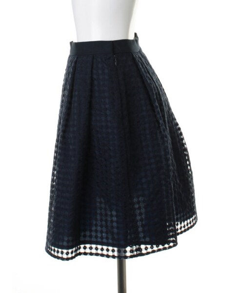 31 Sons de mode（トランテアン　ソン　ドゥ　モード）の「オーガンジー刺繍タックスカート（スカート・レディース・ホワイト/ネイビー・３６/３８）」の3枚目の写真