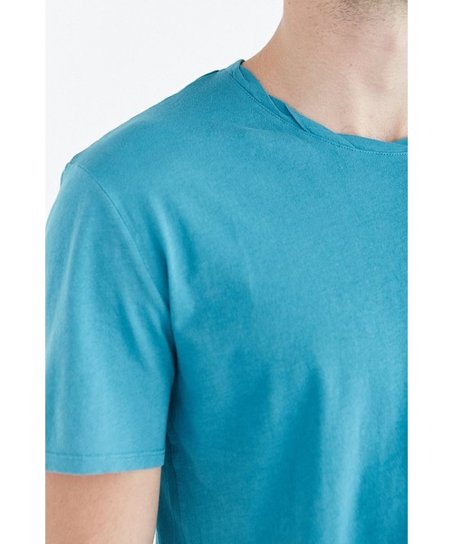 URBAN OUTFITTERS(アーバンアウトフィッターズ)の「Feathers Twisted Neck Tee(Tシャツ/カットソー・メンズ・WASHED BLACK/BROWN/BLUE/WHITE・S/XL/L/XS/M)」の15枚目の写真