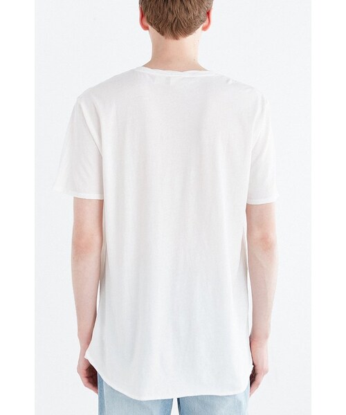 URBAN OUTFITTERS(アーバンアウトフィッターズ)の「Feathers Twisted Neck Tee(Tシャツ/カットソー・メンズ・WASHED BLACK/BROWN/BLUE/WHITE・S/XL/L/XS/M)」の4枚目の写真