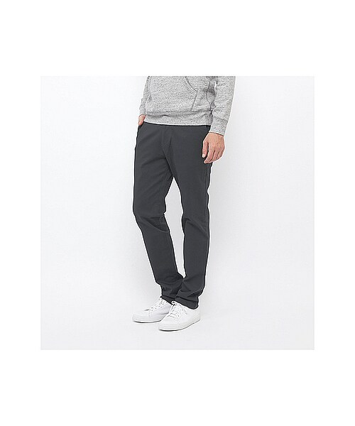 UNIQLO（ユニクロ）の「MEN スリムフィットノータックチノ（ロングパンツ・メンズ・WHITE/BLACK/BLUE/NAVY/WINE/KHAKI/DARK GRAY・115/110/79/88/70/73/120/91/76）」の3枚目の写真