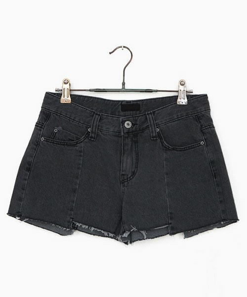 DHOLIC（ディーホリック）の「ラフカットアンバランスショートデニムパンツ（デニムパンツ・レディース・ライトブルーデニム/グレー・S/M/L）」の2枚目の写真