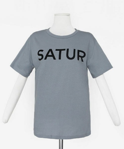 DHOLIC（ディーホリック）の「SATURDAYSロゴTシャツ（Tシャツ/カットソー・レディース・アイボリー/スカイブルー/サーモンピンク/グレー・FREE）」の2枚目の写真