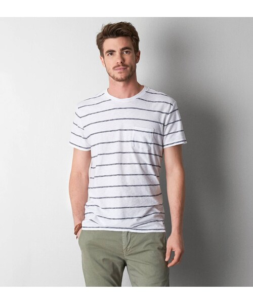 American Eagle(アメリカンイーグル)の「AEOストライプポケットTシャツ(Tシャツ/カットソー・メンズ・ホワイト/フリートネイビー・XS/S/M/L/XL/XXL/XXXL)」の1枚目の写真