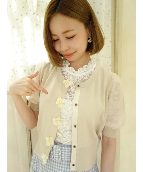 F i.n.t(フィント)の「フラワーモチーフ釦半袖ニットカーディガン(カーディガン/ボレロ・レディース・その他)」の3枚目の写真