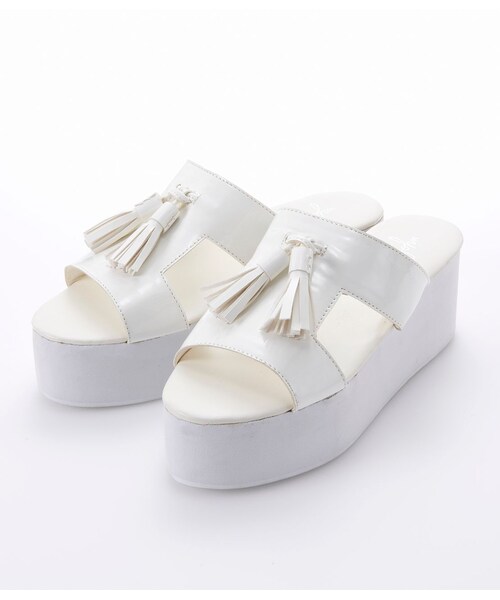 PEACH JOHN（ピーチジョン）の「ＰＪ／ビッグタッセルサンダル（シューズ・レディース・ブラック/オフホワイト/ベージュ/ネイビー・S/M/L）」の2枚目の写真