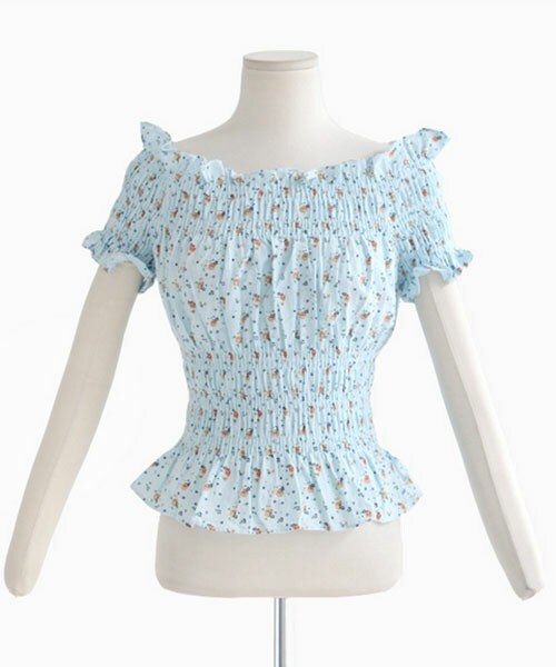 DHOLIC（ディーホリック）の「小花柄ウエストシャーリングオフショルダーブラウス（シャツ/ブラウス・レディース・アイボリー/ディープスカイブルー・FREE）」の2枚目の写真