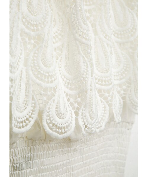 gracegift（グレースギフト）の「韓國露肩蕾絲荷葉鏤空縮腰上衣（トップス・レディース・白・F）」の2枚目の写真
