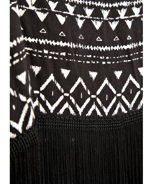 gracegift(グレースギフト)の「韓國幾何圖騰下擺流蘇肩帶上衣(トップス・レディース・米白/黑・F)」の4枚目の写真
