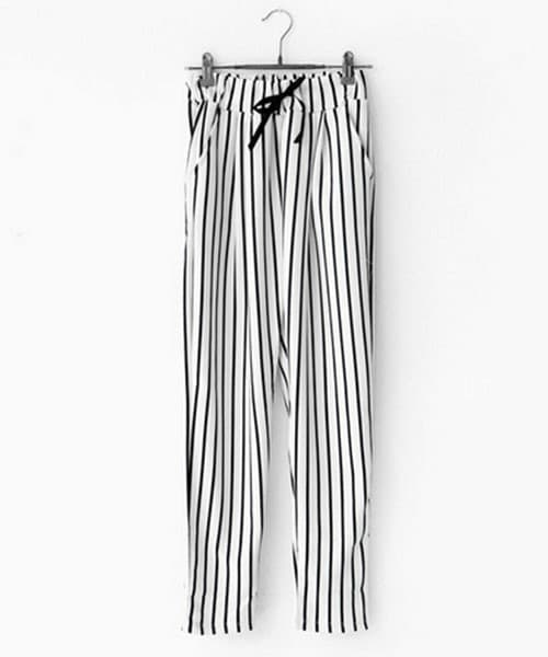 DHOLIC(ディーホリック)の「モノトーンストライプ柄イージーパンツ(その他パンツ・レディース・ホワイトアイボリー/ブラック・FREE)」の1枚目の写真