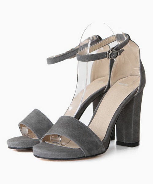 DHOLIC（ディーホリック）の「アンクルストラップスエードシューズ（サンダル・レディース・ピンクベージュ/グレー/ブラック・225/230/235/240/245/250）」の2枚目の写真