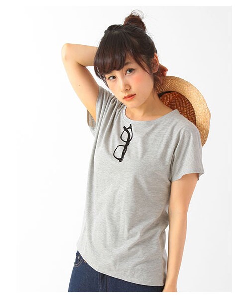 earth music&ecology(アースミュージックアンドエコロジー)の「モチーフTシャツ(トップス・レディース・オフホワイト/杢ライトグレー/ブラック/ピンクベージュ・F)」の3枚目の写真