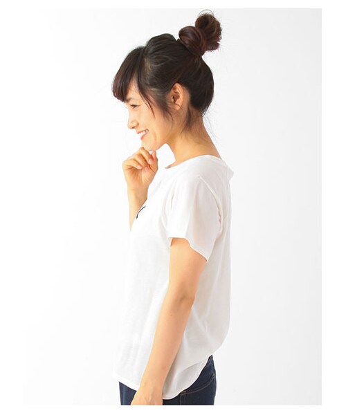 earth music&ecology(アースミュージックアンドエコロジー)の「モチーフTシャツ(トップス・レディース・オフホワイト/杢ライトグレー/ブラック/ピンクベージュ・F)」の6枚目の写真