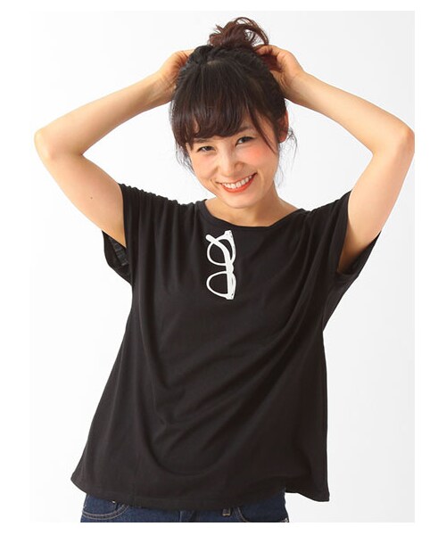 earth music&ecology(アースミュージックアンドエコロジー)の「モチーフTシャツ(トップス・レディース・オフホワイト/杢ライトグレー/ブラック/ピンクベージュ・F)」の2枚目の写真