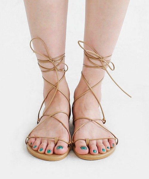 DHOLIC（ディーホリック）の「ロングストラップレースアップサンダル（サンダル・レディース・ブラック/ベージュ/シルバー・230/235/240/245/250）」の2枚目の写真