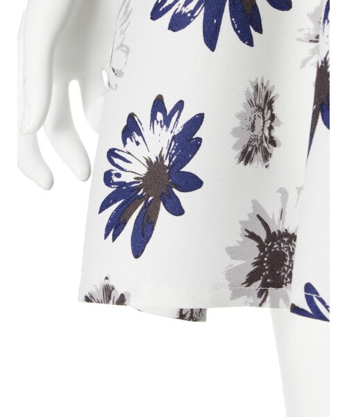 merry jenny（メリージェニー）の「Flowerフレアワンピース（ワンピース/ドレス・レディース・オフホワイト/ネイビー）」の8枚目の写真