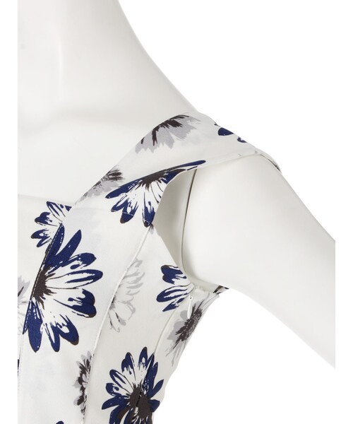 merry jenny（メリージェニー）の「Flowerフレアワンピース（ワンピース/ドレス・レディース・オフホワイト/ネイビー）」の7枚目の写真