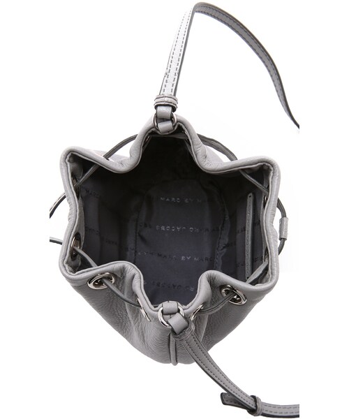 Marc by Marc Jacobs（マークバイマークジェイコブス）の「Marc by Marc Jacobs Too Hot to Handle Mini Bucket Bag（ショルダーバッグ・レディース・Orange/Blue・One Size）」の3枚目の写真